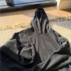 Alo Muse  Black Ribbed Sweater